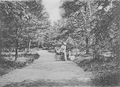 Spaziergang in Monplaisir um 1900